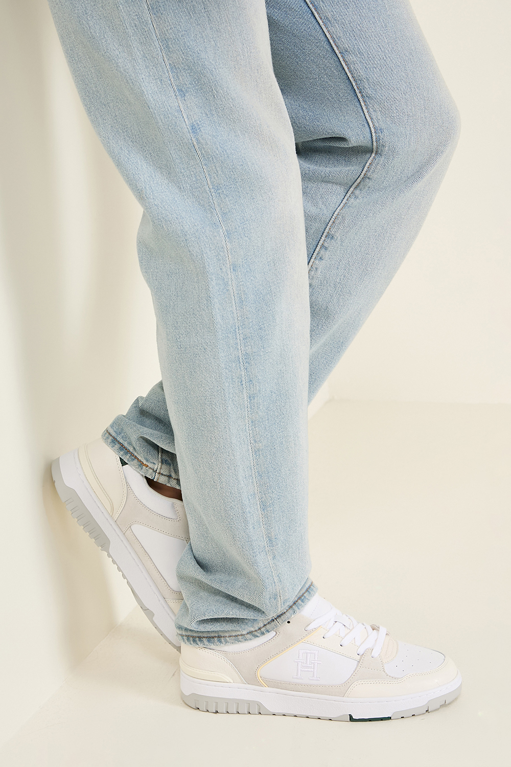 תמונת כל הלוק של נעלי סניקרס באסקט TOMMY HILFIGER